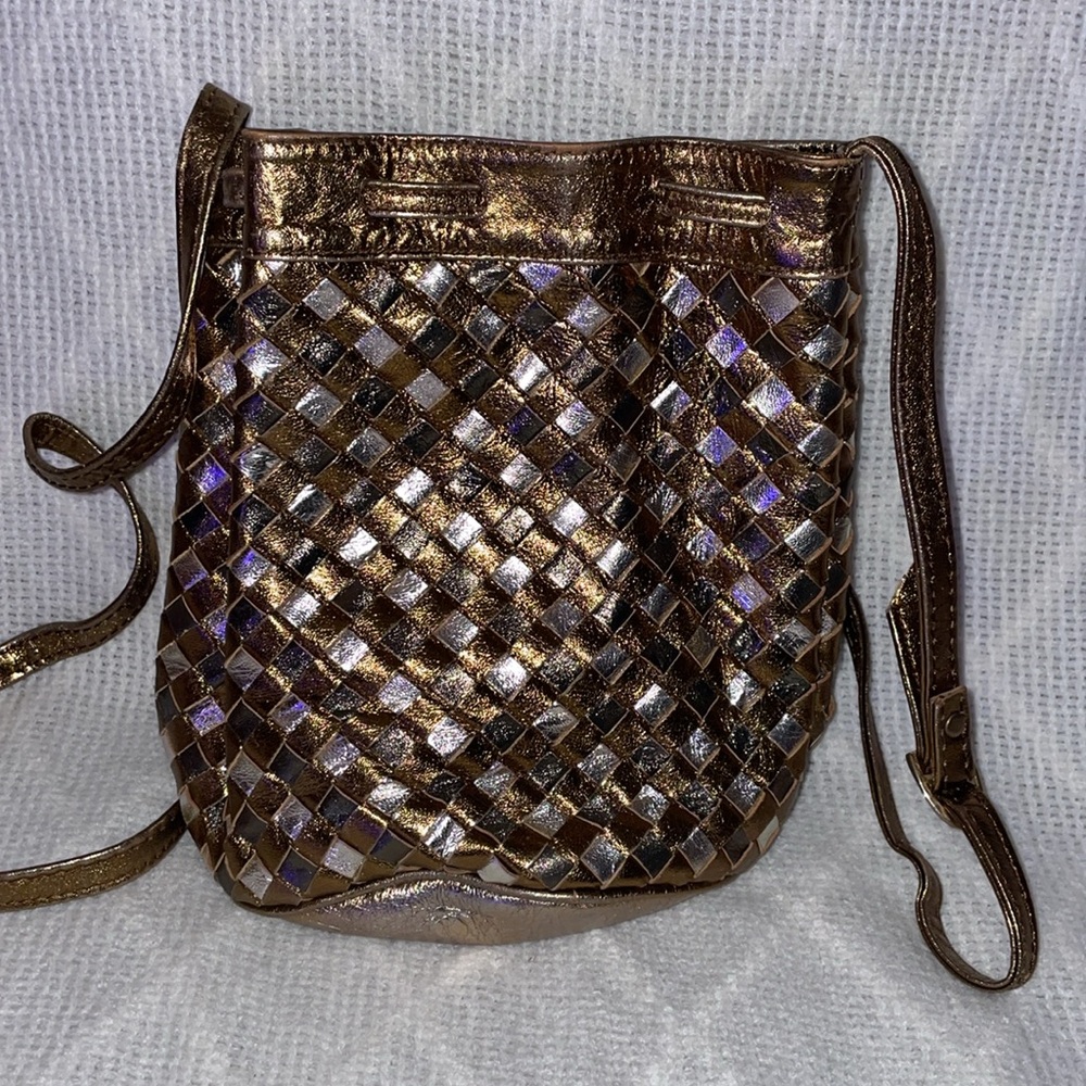 NWOT VINTAGE STUDIO R.  Gold Woven Bucket Bag - Picture 3 of 7